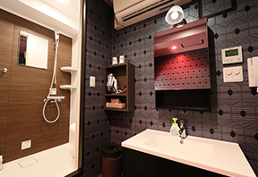 Washbasin with mirror next to the shower