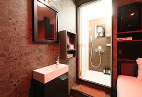 Room with washbasin, mirror and glass shower booth